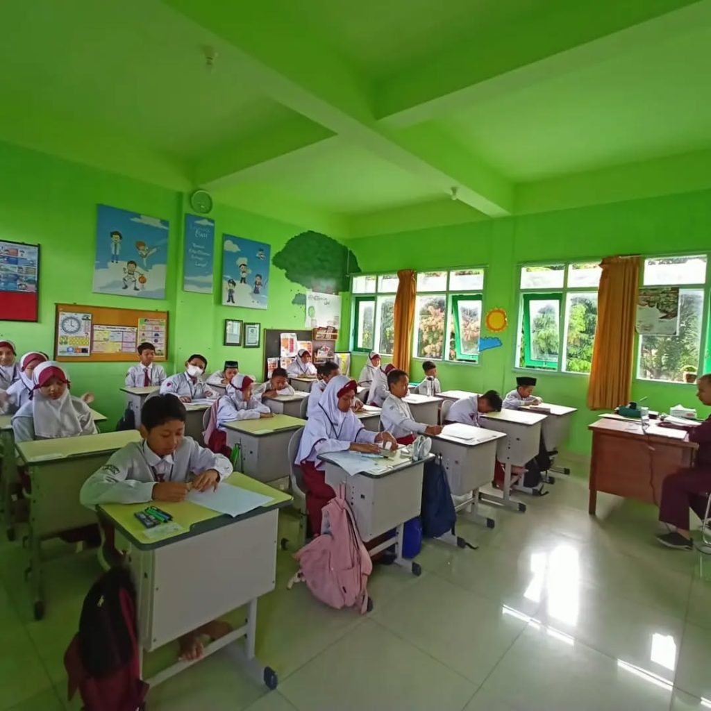 Foto kegiatan Sumatif Akhir Tahun 2023/2024 di MI AR Ridlo, Malang, pada 21 Mei 2024. Tampak siswa-siswi kelas 1 hingga kelas 6 sedang mengikuti ujian dengan penuh konsentrasi di lingkungan sekolah.