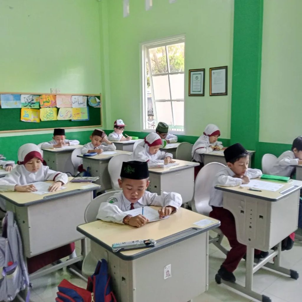 Foto kegiatan Sumatif Akhir Tahun 2023/2024 di MI AR Ridlo, Malang, pada 21 Mei 2024. Tampak siswa-siswi kelas 1 hingga kelas 6 sedang mengikuti ujian dengan penuh konsentrasi di lingkungan sekolah.