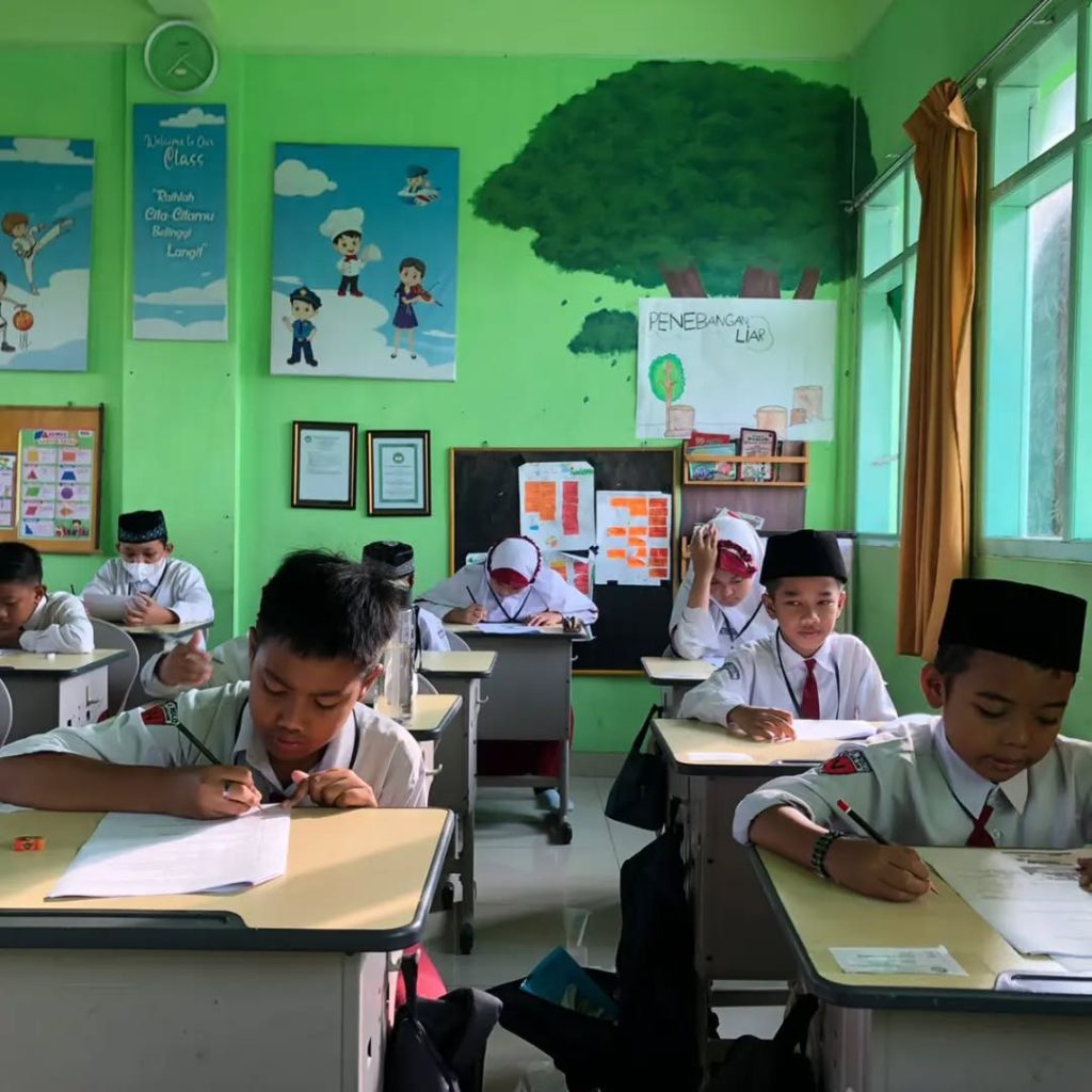Foto kegiatan Sumatif Akhir Tahun 2023/2024 di MI AR Ridlo, Malang, pada 21 Mei 2024. Tampak siswa-siswi kelas 1 hingga kelas 6 sedang mengikuti ujian dengan penuh konsentrasi di lingkungan sekolah.