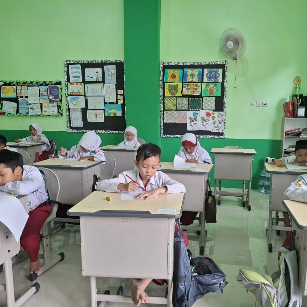 Foto kegiatan Sumatif Akhir Tahun 2023/2024 di MI AR Ridlo, Malang, pada 21 Mei 2024. Tampak siswa-siswi kelas 1 hingga kelas 6 sedang mengikuti ujian dengan penuh konsentrasi di lingkungan sekolah.